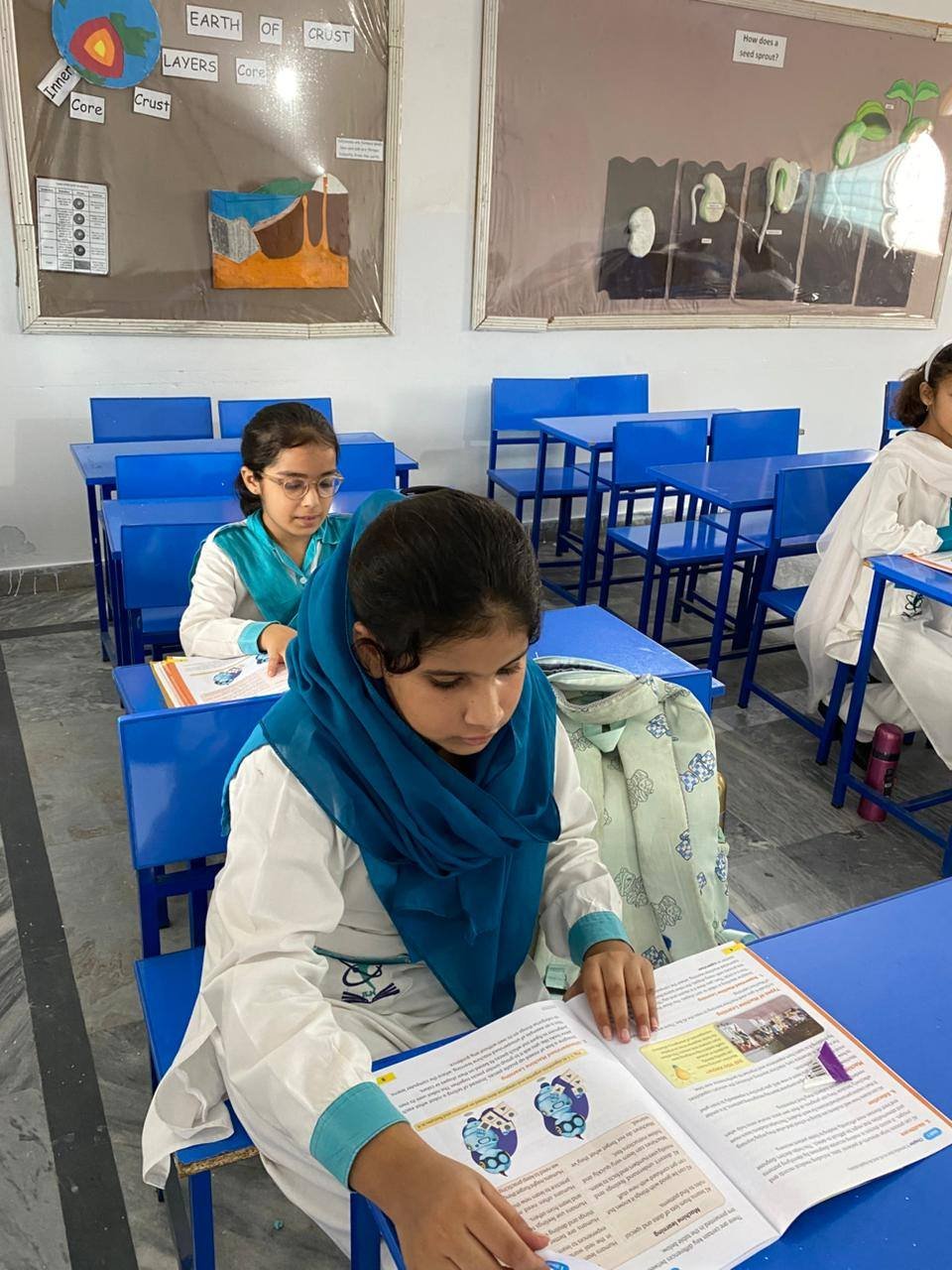 May be an image of 2 people, child, people studying, children's toy and text that says "EARTH OF CRUST LAYERS Feren Core Corel Crust Now Nowdega ? n UHI"